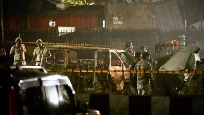 印医生独坐车内3小时后爆炸 至少10死 满地尸块