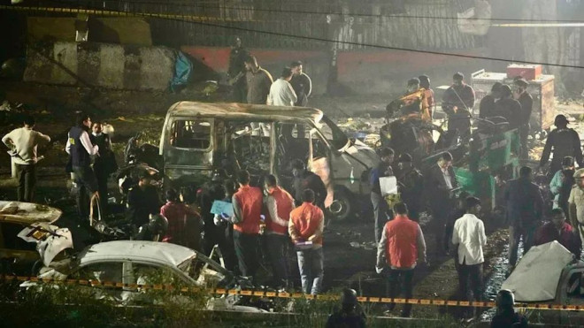 印医生独坐车内3小时后爆炸 至少10死 满地尸块