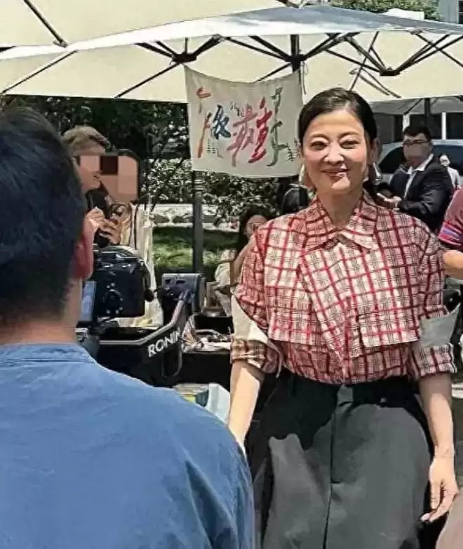50岁梅婷南京被偶遇，路人视角难以言喻
