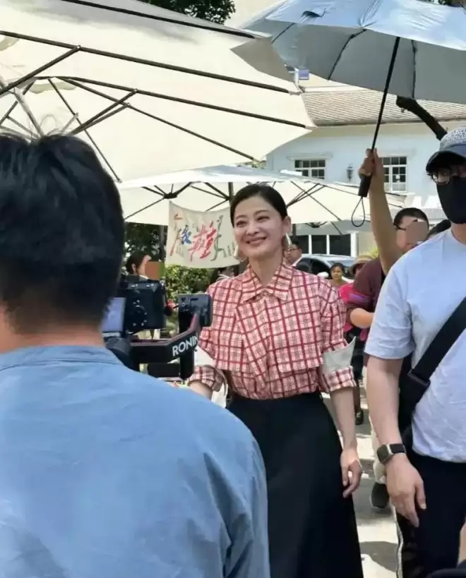 50岁梅婷南京被偶遇，路人视角难以言喻