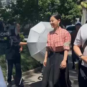 50岁梅婷南京被偶遇，路人视角难以言喻
