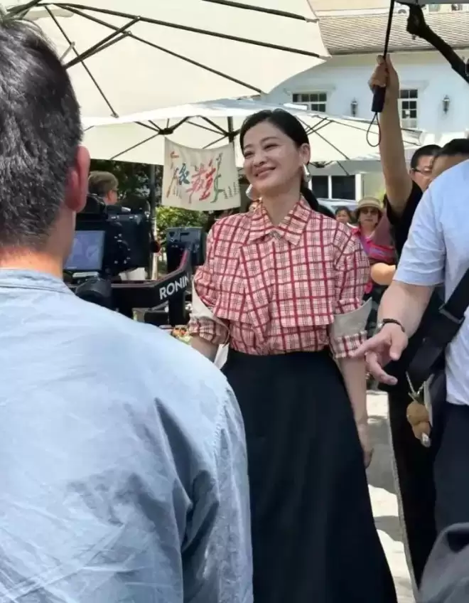 50岁梅婷南京被偶遇，路人视角难以言喻
