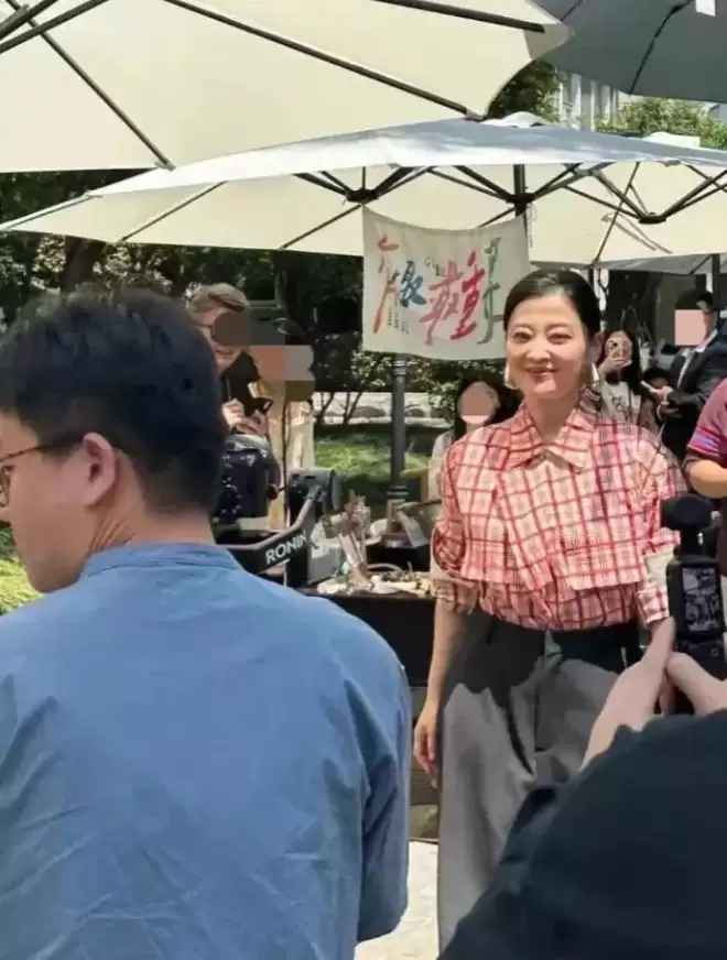 50岁梅婷南京被偶遇，路人视角难以言喻