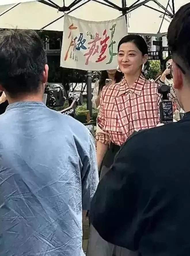 50岁梅婷南京被偶遇，路人视角难以言喻