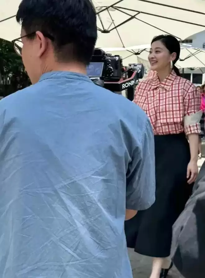 50岁梅婷南京被偶遇，路人视角难以言喻