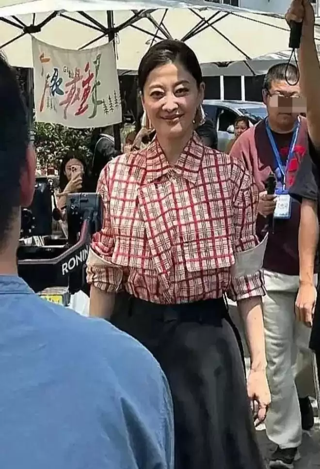 50岁梅婷南京被偶遇，路人视角难以言喻