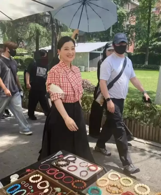 50岁梅婷南京被偶遇，路人视角难以言喻