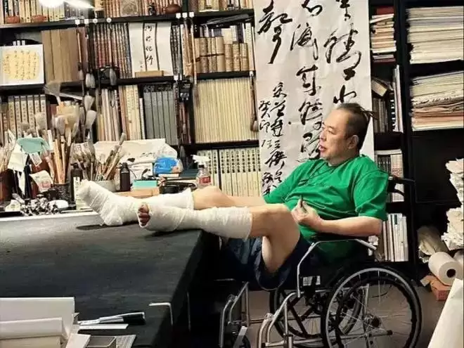 张铁林近况曝光，现身某书法工作室，用脚点评书法，引网友不满