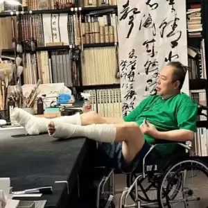 张铁林近况曝光，现身某书法工作室，用脚点评书法，引网友不满