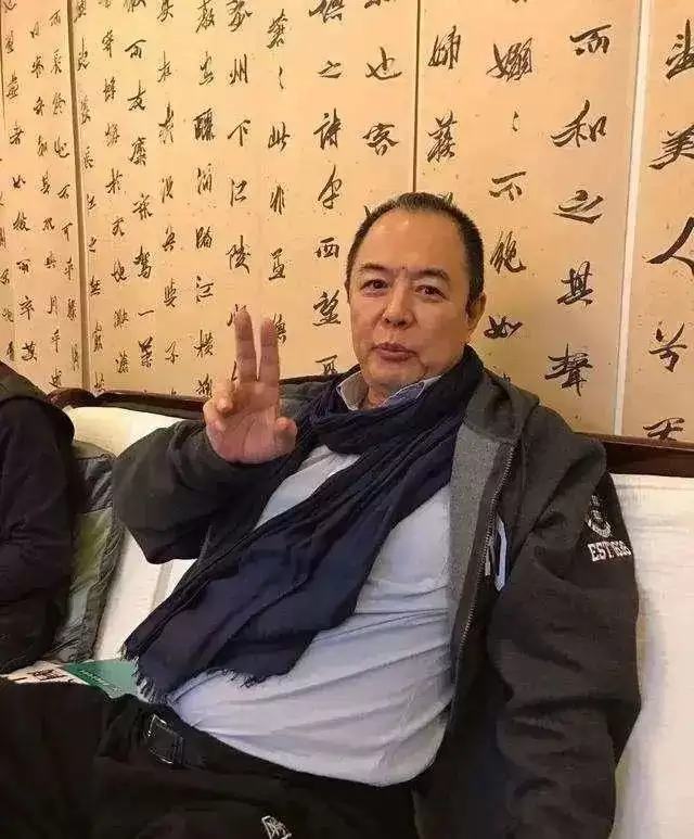 张铁林近况曝光，现身某书法工作室，用脚点评书法，引网友不满