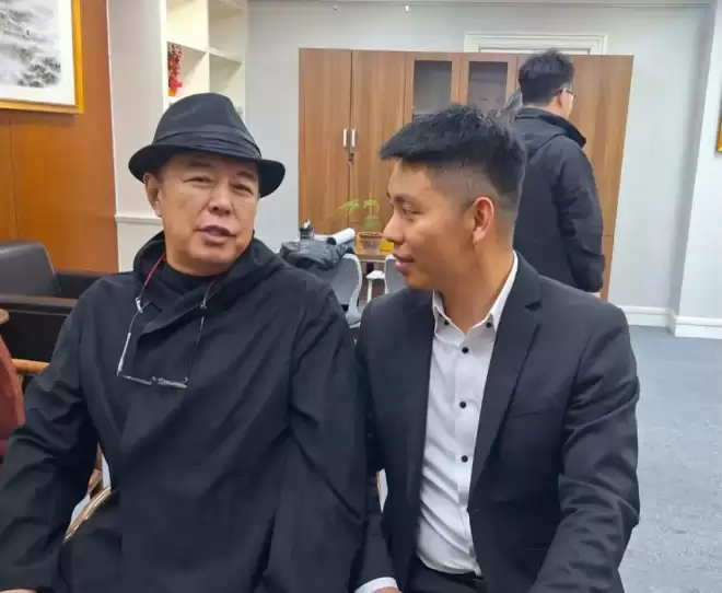 张铁林近况曝光，现身某书法工作室，用脚点评书法，引网友不满