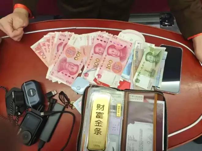 高铁上提包无人认领,查验后竟有价值近百万金条
