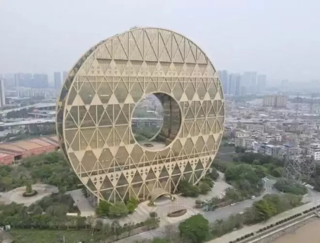 曾列“最丑建筑” 广州铜钱大厦8折拍卖 半月没人理