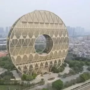 曾列“最丑建筑” 广州铜钱大厦8折拍卖 半月没人理