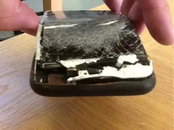 iPhone手机半夜自燃致严重烧伤，加拿大男子怒告苹果索赔