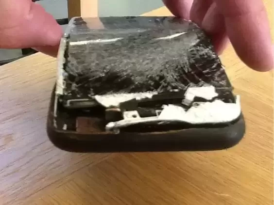 iPhone手机半夜自燃致严重烧伤，加拿大男子怒告苹果索赔