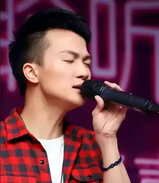 撕开32岁周深处境:那英淘汰他时那句话,如今全部应验