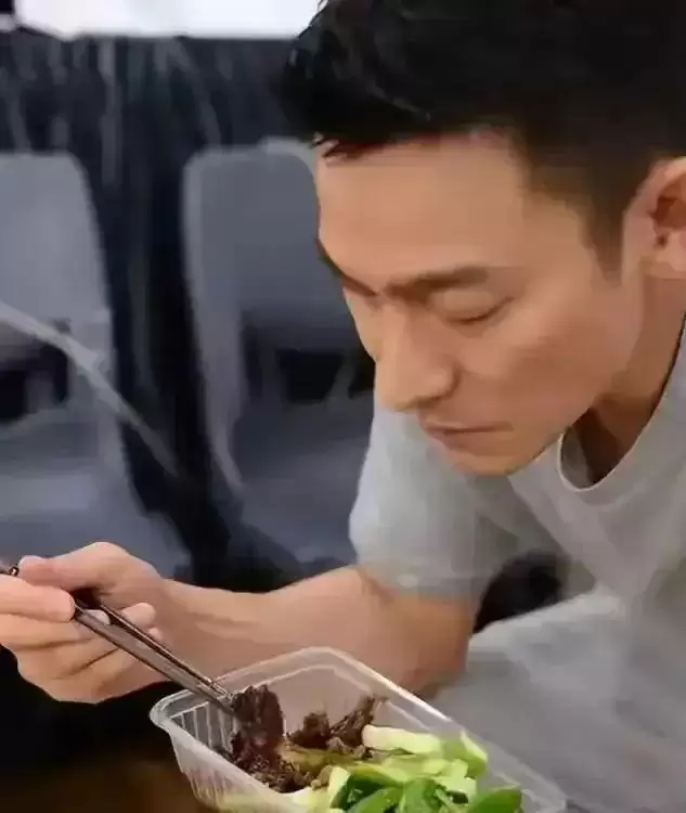 62岁刘德华晒一日三餐,网友:太狠了,难怪看起来像40岁