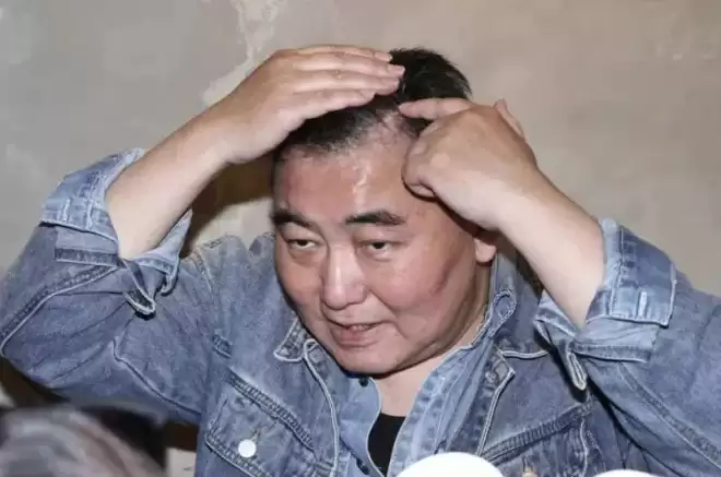中年失婚又丧母，58岁男星投资赔了2亿欠债还不完