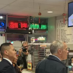 卡尼访唐人街饼店 店长起初以为遭遇诈骗