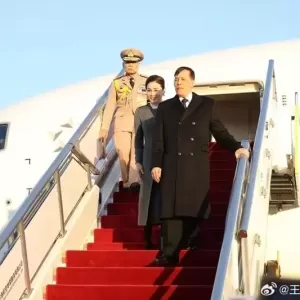 中泰建交50年 泰王稳经贸首度访华 王毅在机场迎接