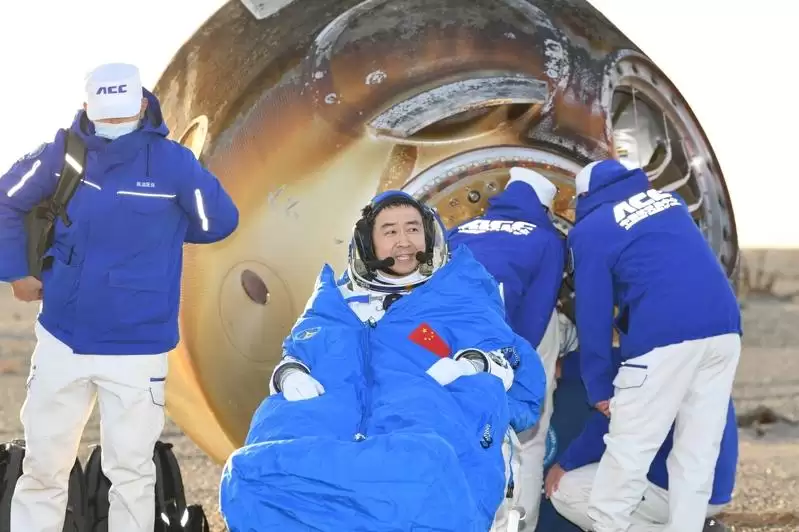 神舟21号成功降落东风著陆场 神舟20号3航天员回家