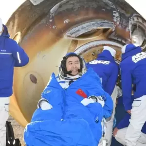 神舟21号成功降落东风著陆场 神舟20号3航天员回家