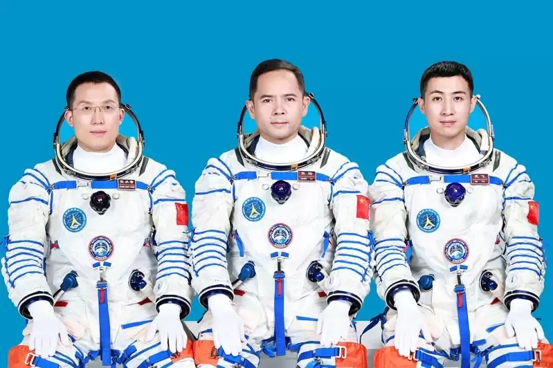 神舟21号成功降落东风著陆场 神舟20号3航天员回家