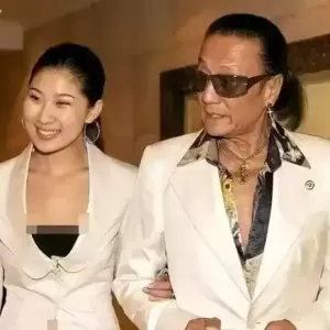 陪伴谢贤12载，用青春换来2000万的Coco
