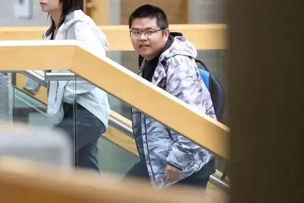 华人博士连续出庭4天，申请中国大学职位的目的是“以防万一”