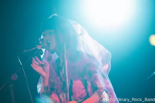 中国女歌手在工作过程中，因电动座椅架挤压身亡