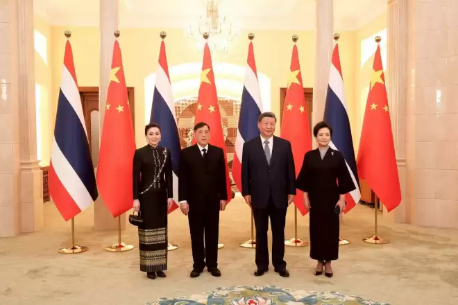 泰国国王访华习近平夫妇国宴款待 王后穿搭成焦点