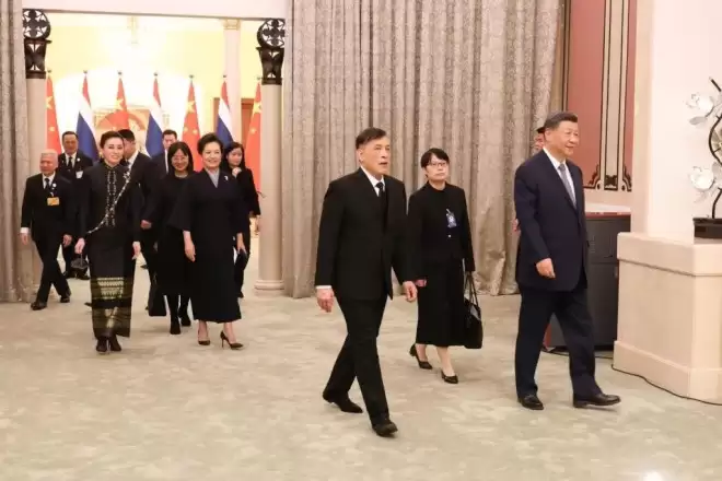 泰国国王访华习近平夫妇国宴款待 王后穿搭成焦点