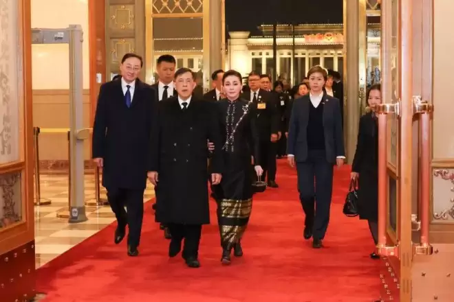 泰国国王访华习近平夫妇国宴款待 王后穿搭成焦点