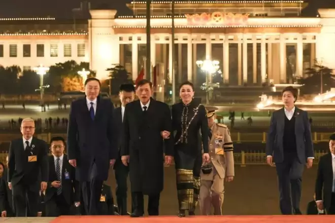 泰国国王访华习近平夫妇国宴款待 王后穿搭成焦点