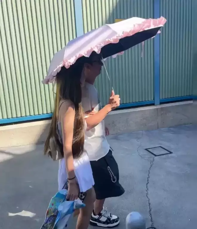 撑不住了！懒懒变卖王思聪送的奢侈品 分手传言怕是已成真