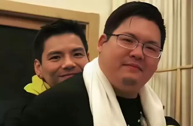 向佑赴美遭歧视吐痰 向佐抓狂把人家手打断了