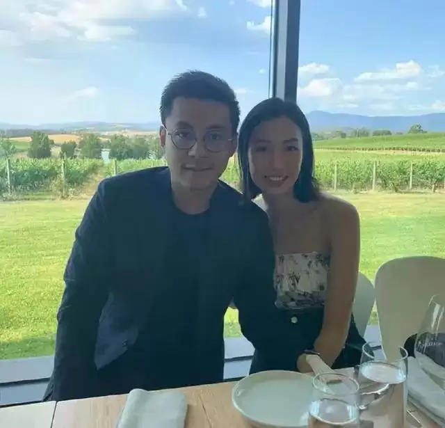 恭喜！香港顶级富二代结婚，泰国妻子一脸福相