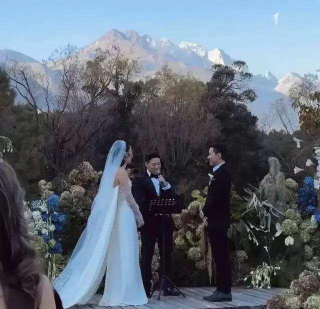恭喜！香港顶级富二代结婚，泰国妻子一脸福相