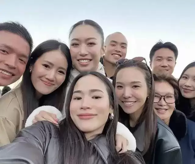 恭喜！香港顶级富二代结婚，泰国妻子一脸福相