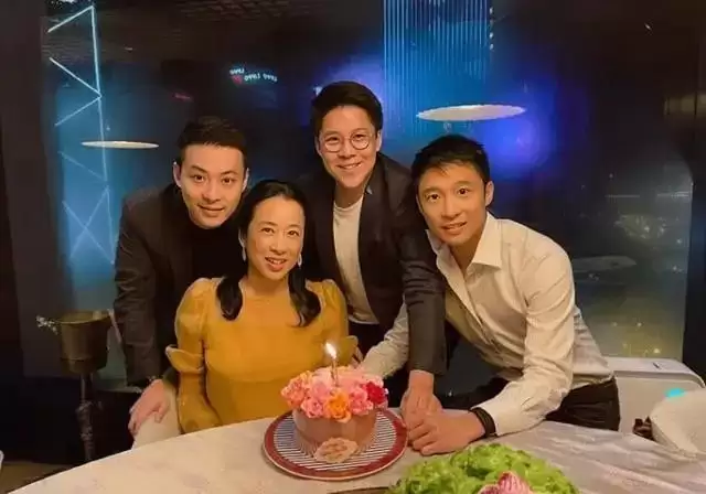 恭喜！香港顶级富二代结婚，泰国妻子一脸福相