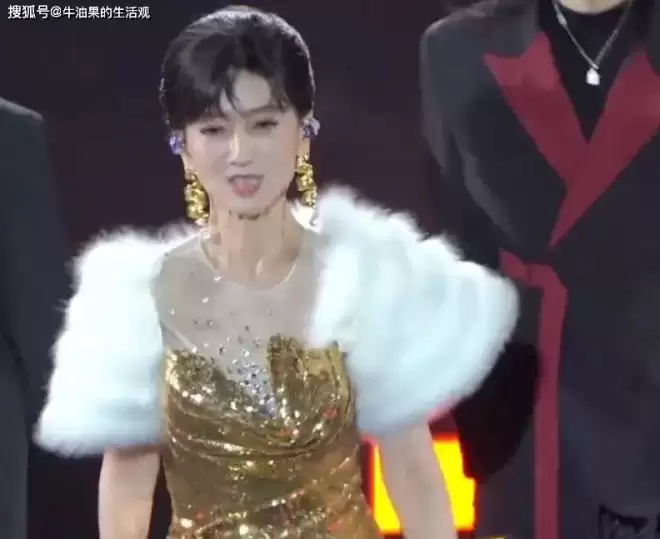 72岁赵雅芝在演唱会上跳扫腿舞:被捧杀的不老女神