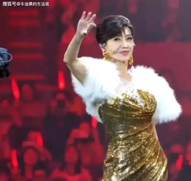 72岁赵雅芝在演唱会上跳扫腿舞:被捧杀的不老女神