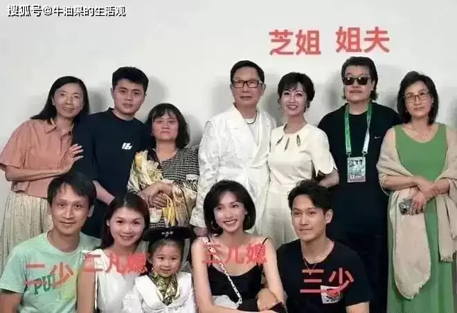 72岁赵雅芝在演唱会上跳扫腿舞:被捧杀的不老女神