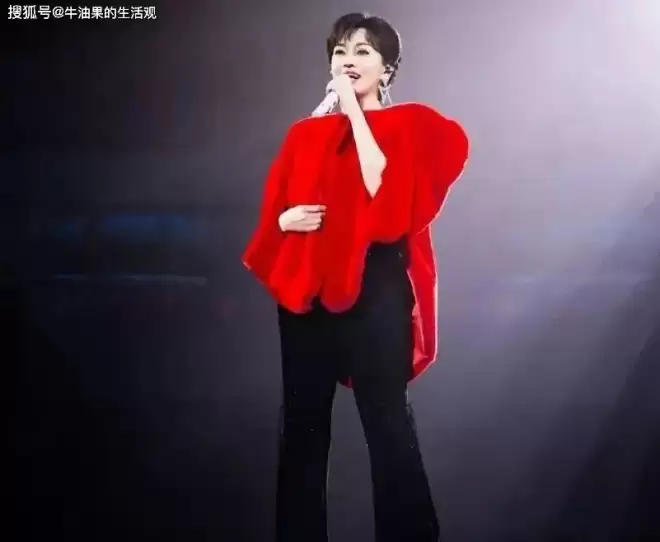 72岁赵雅芝在演唱会上跳扫腿舞:被捧杀的不老女神