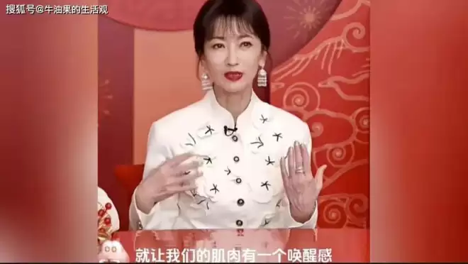 72岁赵雅芝在演唱会上跳扫腿舞:被捧杀的不老女神