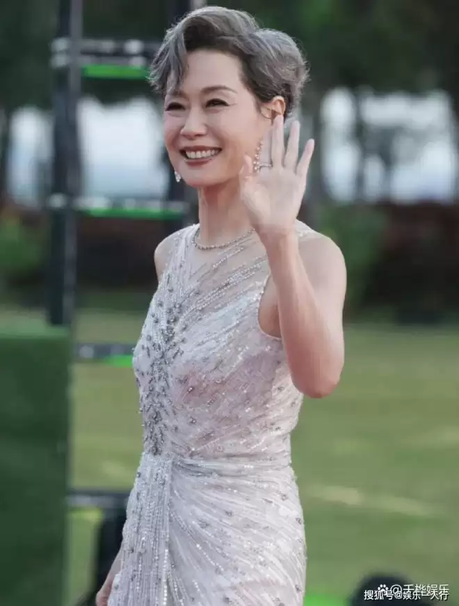 金鸡奖红毯这一夜,50岁蒋勤勤秒了内娱一堆排骨精