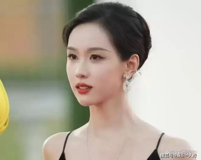金鸡奖红毯这一夜,50岁蒋勤勤秒了内娱一堆排骨精