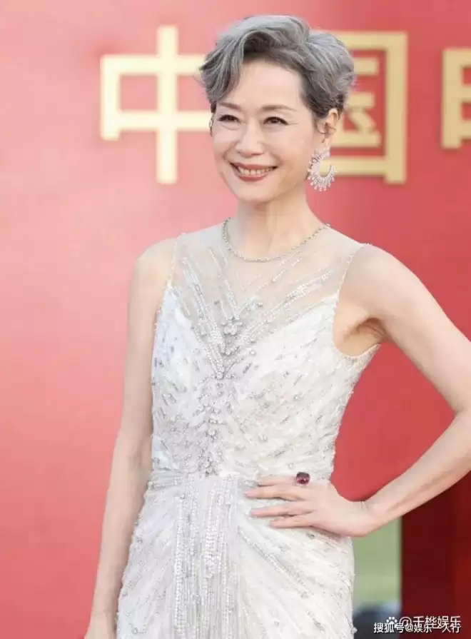 金鸡奖红毯这一夜,50岁蒋勤勤秒了内娱一堆排骨精