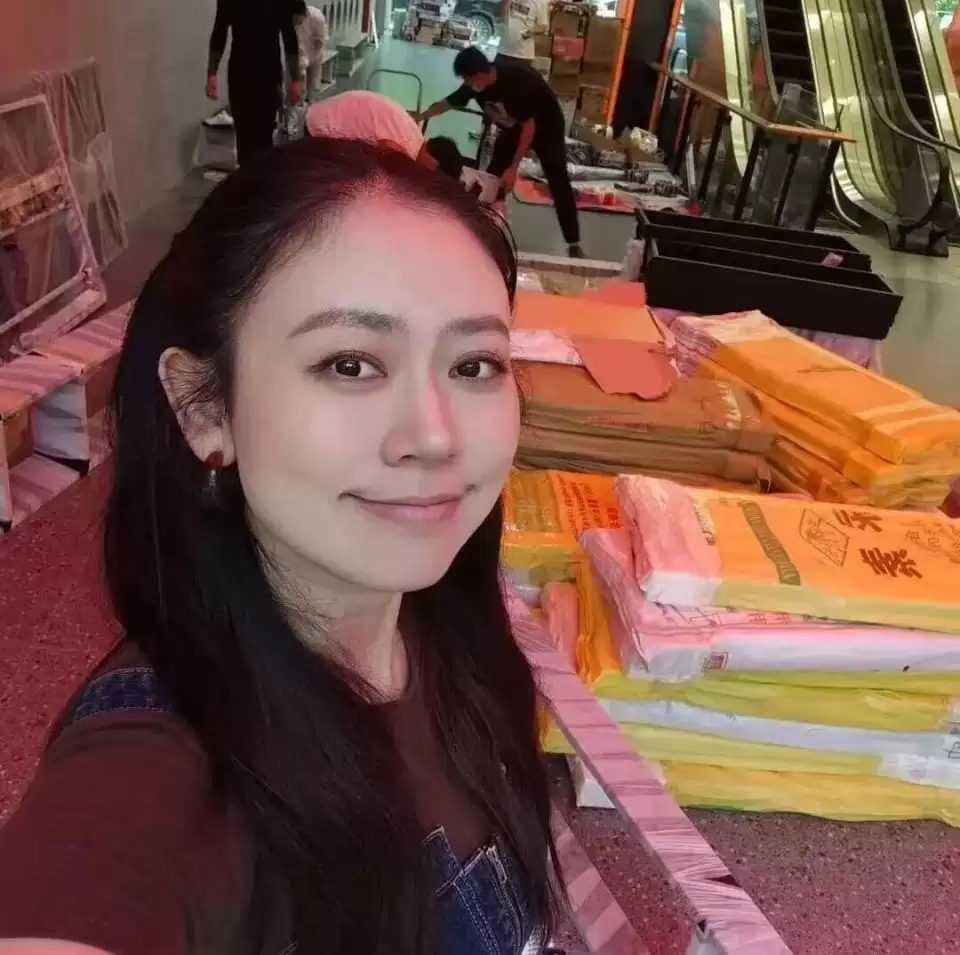 央视女导演：已辞职，在路边摆摊